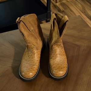 Ariat Fatbaby boots in tan ostrich print leather. EUC.SIZE 6.5
